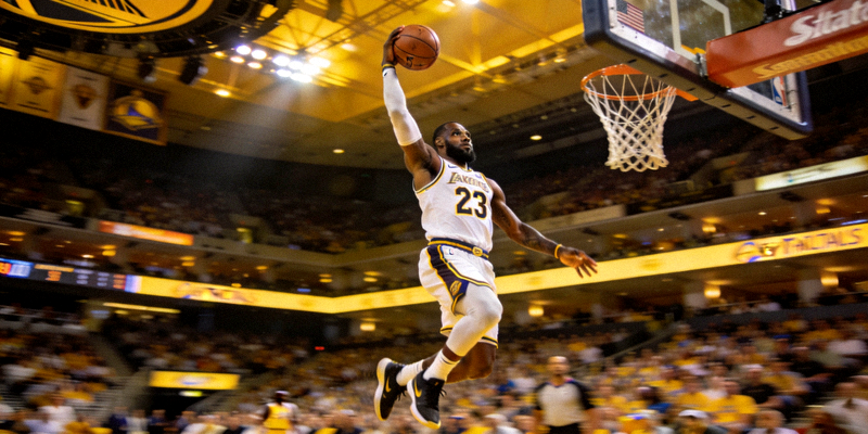 NBA总决赛第七场关键时刻，球员跃起投篮